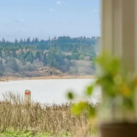 Lakehouse Vila *